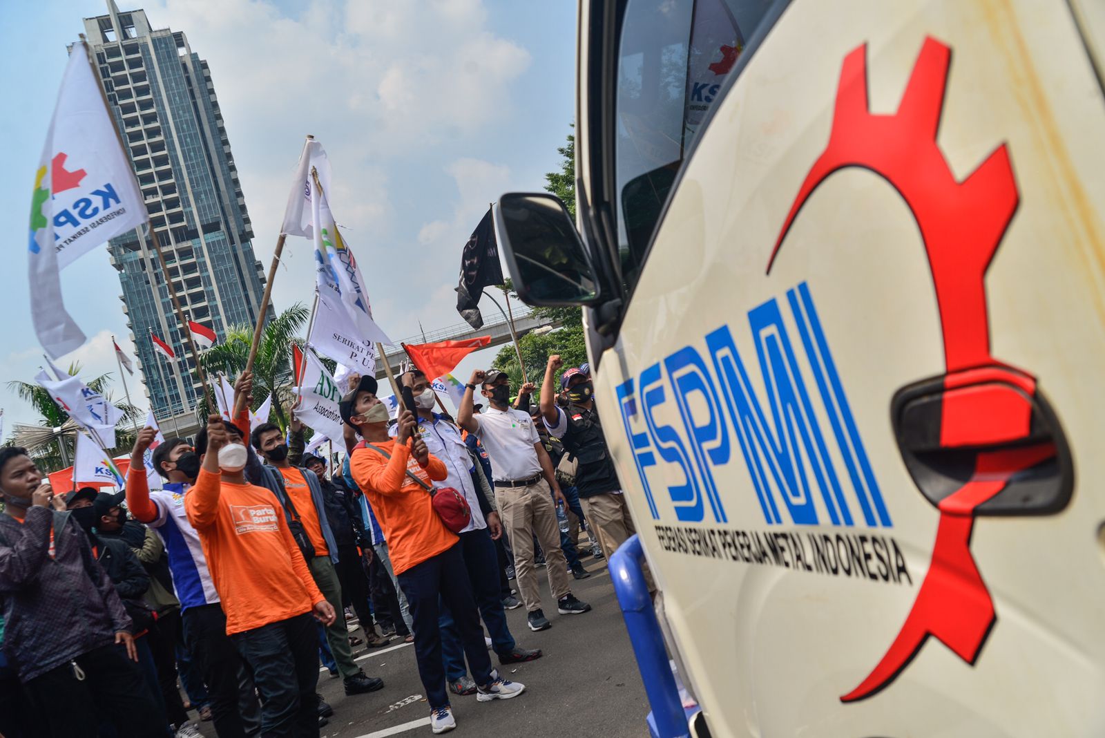 Demo Buruh Tolak JHT Cair Di Usia 56 Tahun